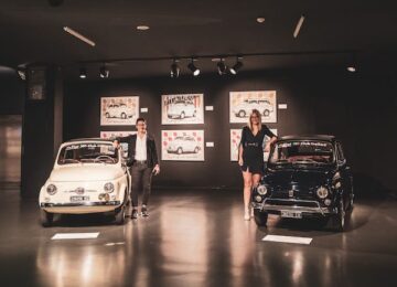 Sono 65 le candeline che la mitica Fiat 500 ha spento questo 4 luglio, in occasione della seconda Giornata Mondiale della Fiat 500 storica. Sessantacinque anni di storia, successi e innovazione che vengono celebrati con una grande mostra al MauTo - Museo Nazionale dell’Automobile di Torino: 65 anni di un mito – Fiat 500: un'icona del made in Italy. Stefano Berardino, l’”artista dei motori”, che ha fatto dell’iconica 500 una dei principali soggetti della sua produzione artistica, ha portato in mostra 6 opere in edizione speciale ritraenti le 6 auto da collezione che sono esposte al MauTo, dalla 500N (esemplare 1960) fino alla R “rinnovata” che quest’anno celebra i 50 anni. Classe 1992, Stefano Berardino è un pittore di Orta San Giulio (NO) che racchiude nelle sue opere le sue due più grandi passioni: l’arte e le automobili. Sin da piccolo, nello studio di suo padre Nicola, gallerista e pittore paesaggista molto apprezzato nel panorama nazionale, Stefano passava le giornate con tubetti di colore, spatole e automobiline, i suoi giochi preferiti. Le due passioni che animavano il bambino di un tempo sono diventate il cuore della professione dell’artista di oggi, capace di portare su tela non solo “bei ritratti di automobile” ma accattivanti e fedeli riproduzioni delle quattro ruote di ieri e di oggi. Opere personalizzate e personalizzabili, dipinte ad olio o acrilico, spatola su tela, in un rigoroso stile grafico che strizza l’occhio alla Pop Art, su uno sfondo materico spesso impreziosito da sabbia e polvere di quarzo. Dal vivo e su tela, le Fiat 500 esposte al Mauto esaltano tutta la bellezza dello stile, della tecnica e del design italiano, un vero e proprio pezzo di storia del nostro Paese che viene celebrata con la mostra organizzata dal Fiat 500 Club Italia e dedicata a ferventi cinquecentisti, appassionati di motori e semplici curiosi. Visitabile dal 5 luglio al 4 settembre 65 anni di un mito – Fiat 500: un'icona del made in Italy accoglie diversi esemplari di storiche 500, opere d'arte e grandi pannelli ricchi di foto, dettagli e curiosità.